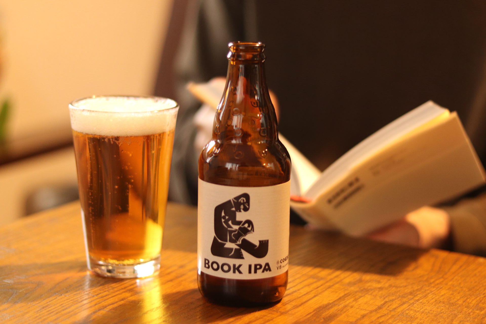 コンセプトは「ハッとさせない」。本屋とビール屋がコラボしたクラフト