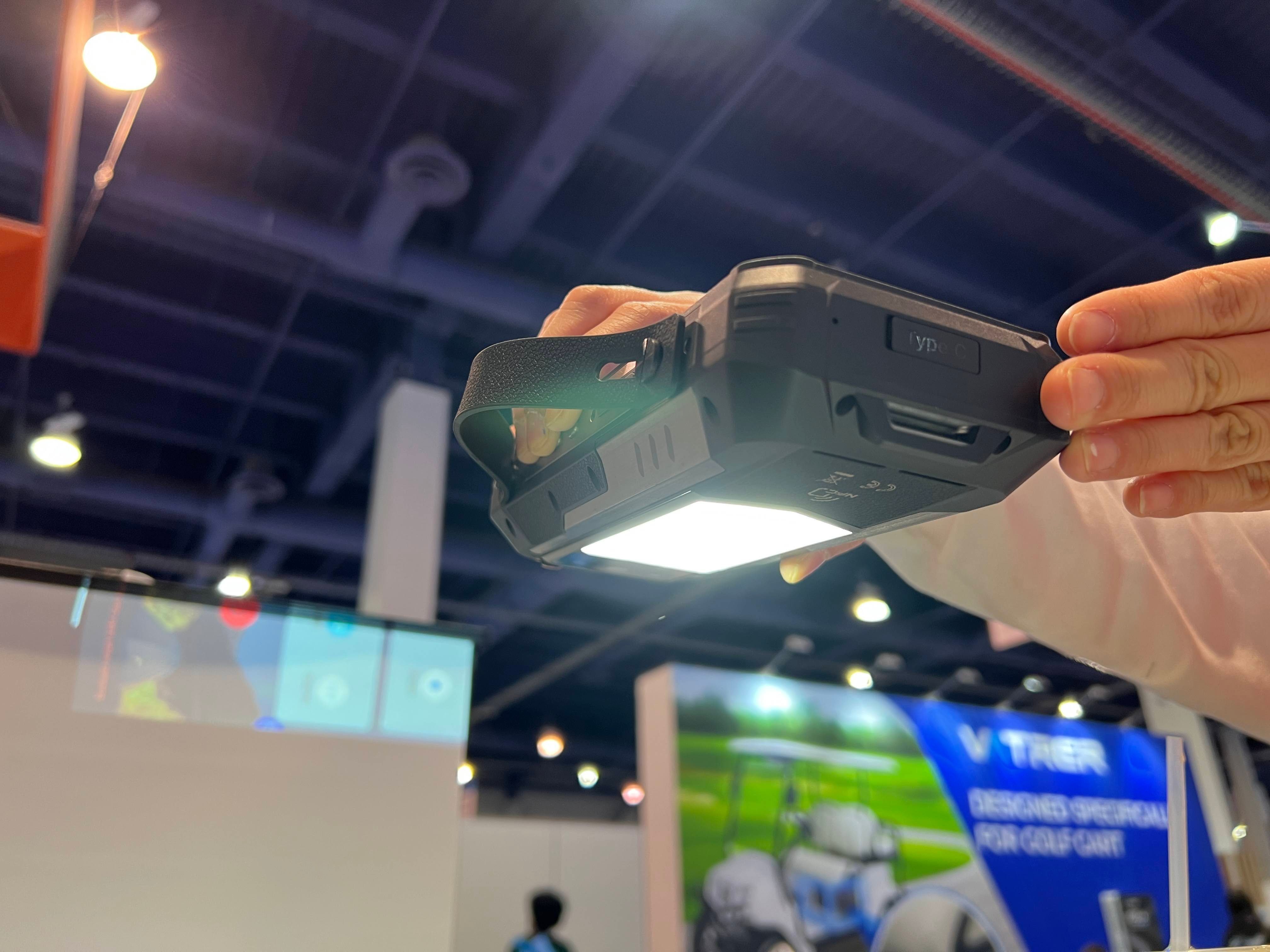 プロジェクターもライトもある、キメラ合体スマホ #CES2025