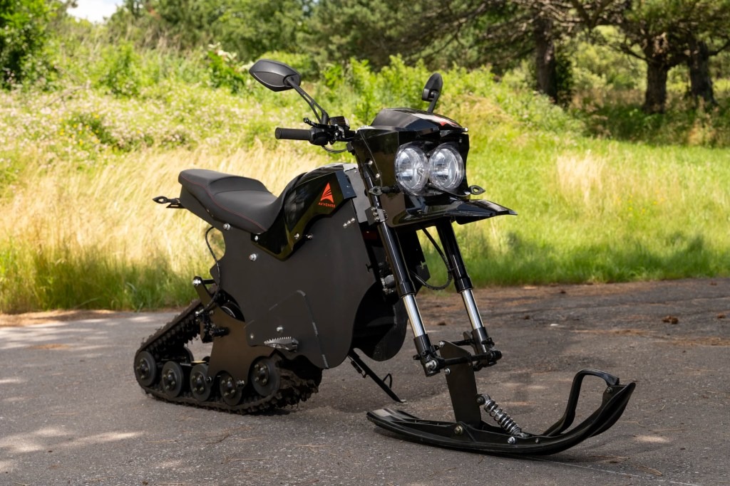 スノーモービル 、バイク、トレーラー タイヤからスキー板＆キャタピラへ。スノーモービルにもなる電動バイク