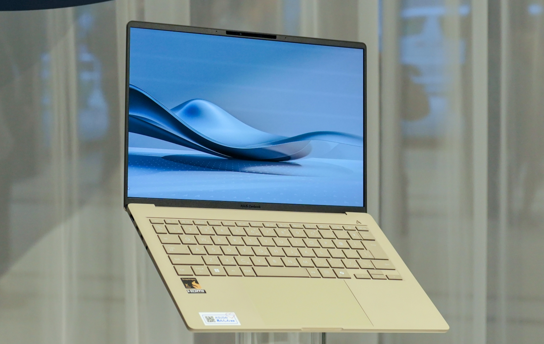 これが新素材「セラルミナム」か！ 899gのPC「ASUS Zenbook SORA