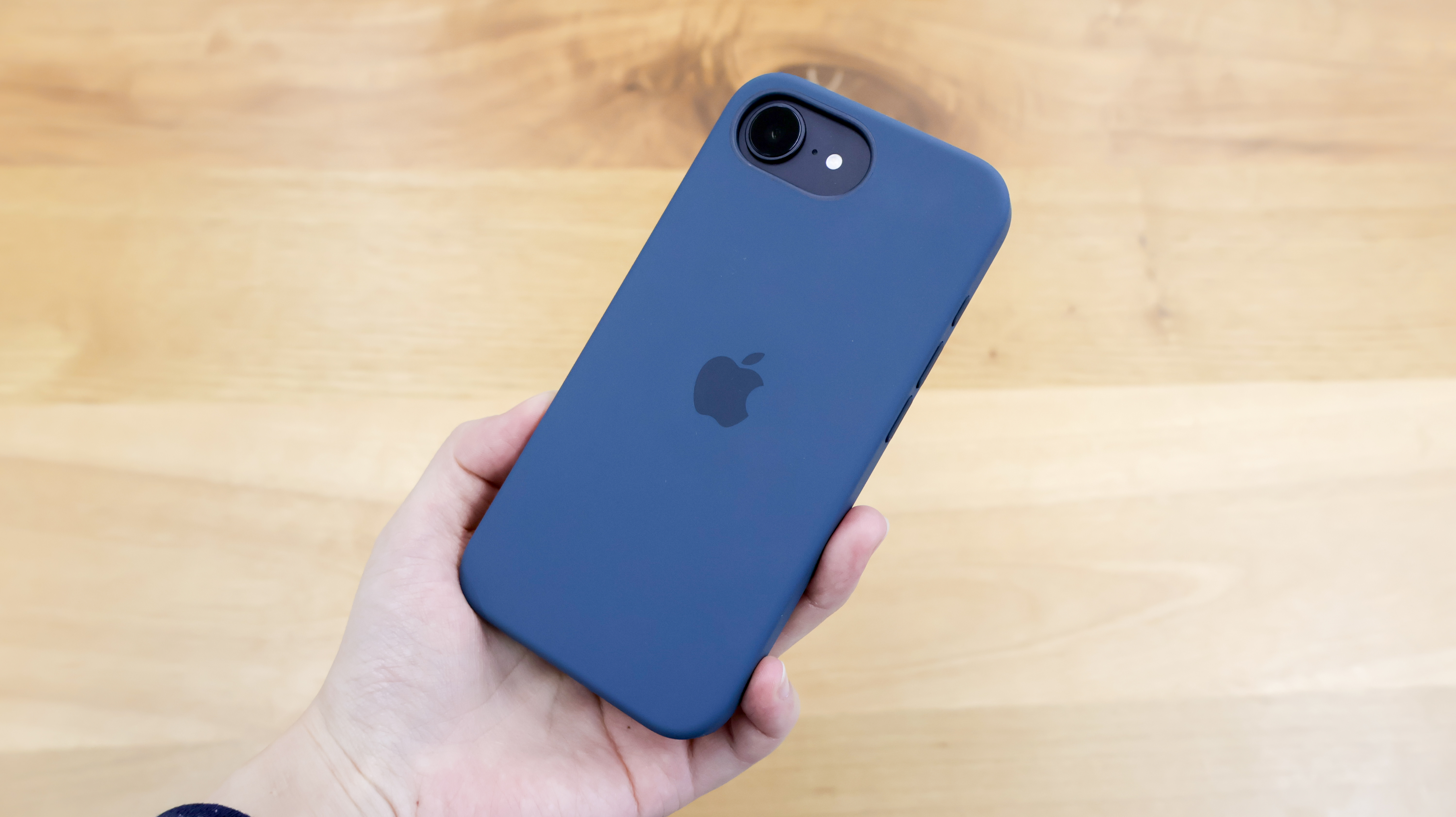 iPhoneの純正シリコンケースが進化！ 脱「机に置いてガタガタ
