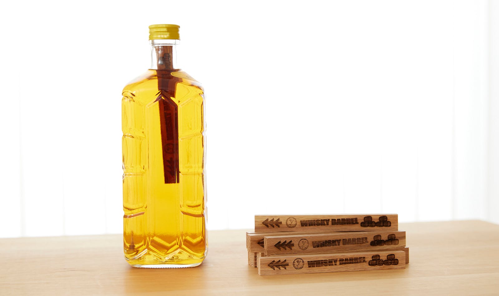 酒ハック　木製葉プレートとガラスボトルセット価格11760円9500円 お酒を育てるという新体験。「酒ハックプレート」で熟成してちょっと