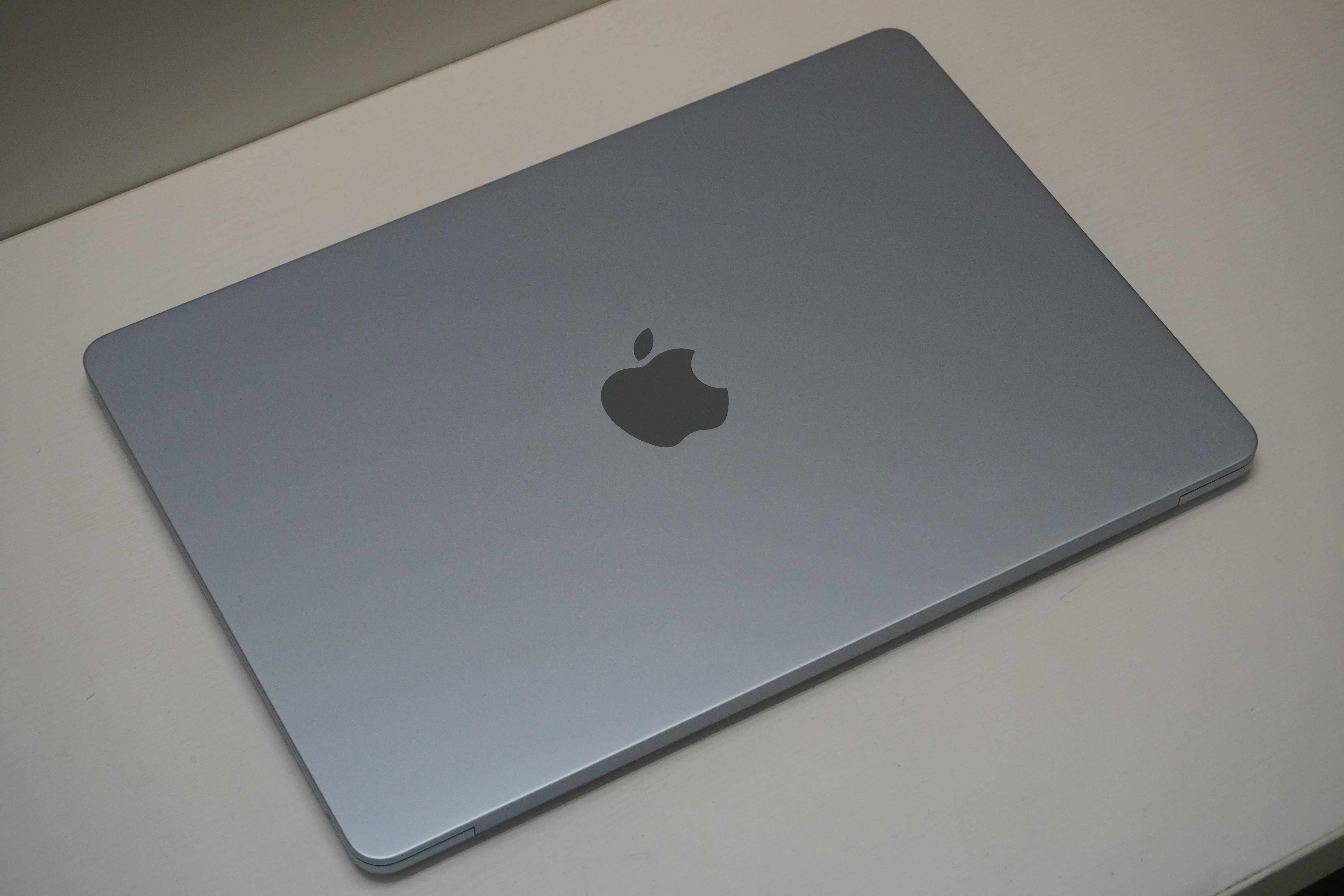 MacBook Airの新色スカイブルー 、「スカイシルバー」の方がしっくり
