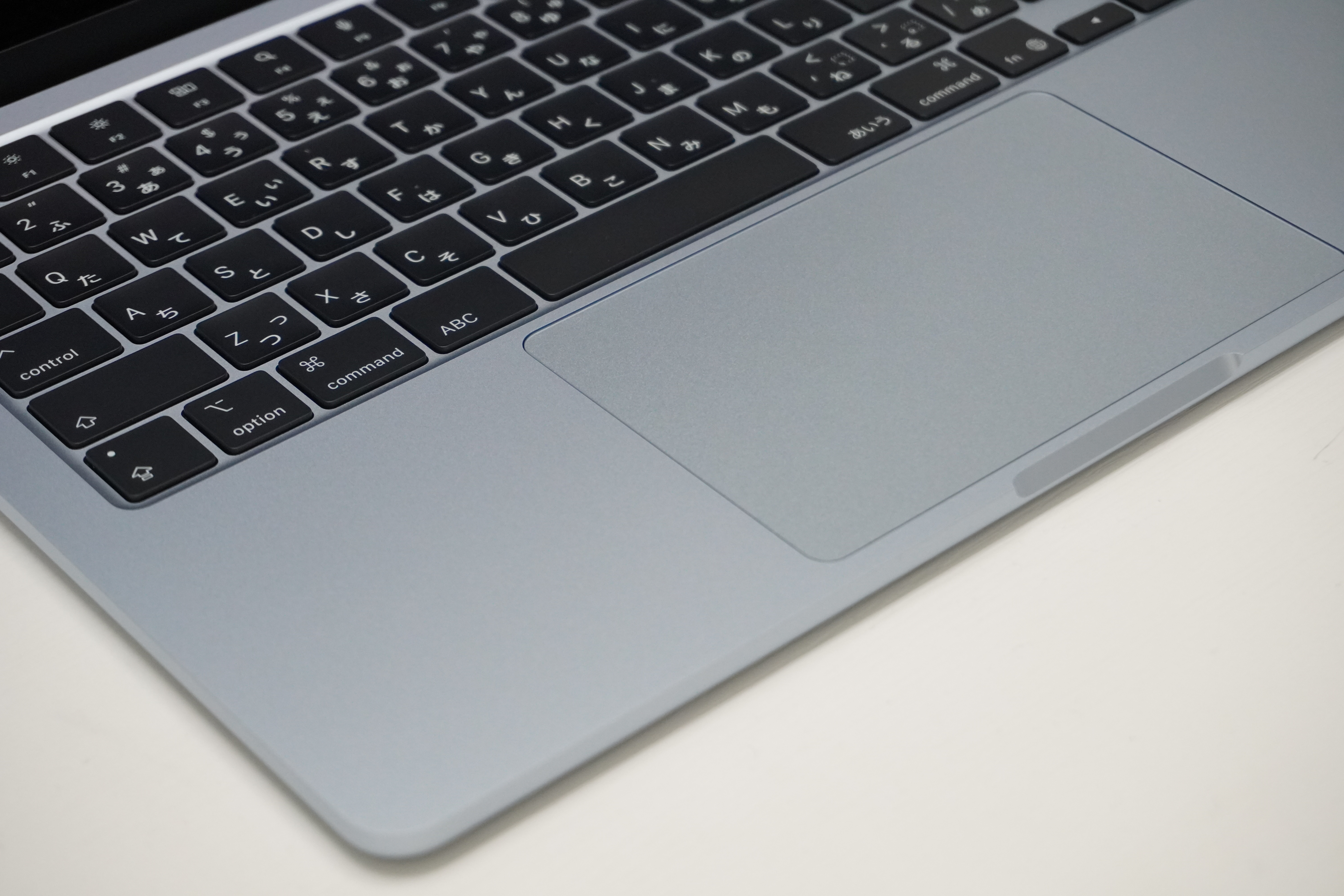 MacBook Airの新色スカイブルー 、「スカイシルバー」の方がしっくり 