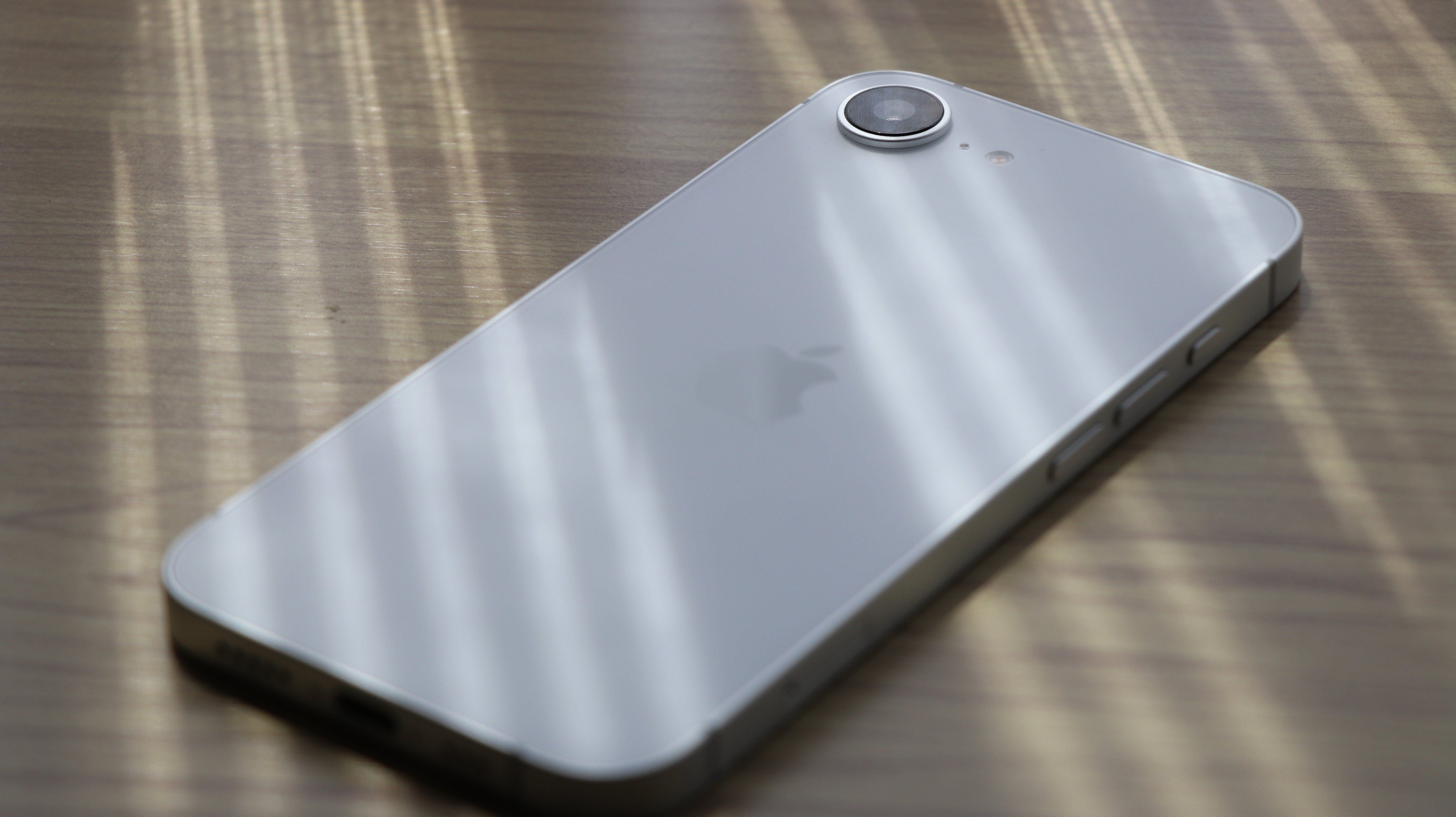 Apple iPhone 16e スペースグレー 本体 iPhone 16e、1カ月使ってみた。必要なことは全部できる。それでも買う