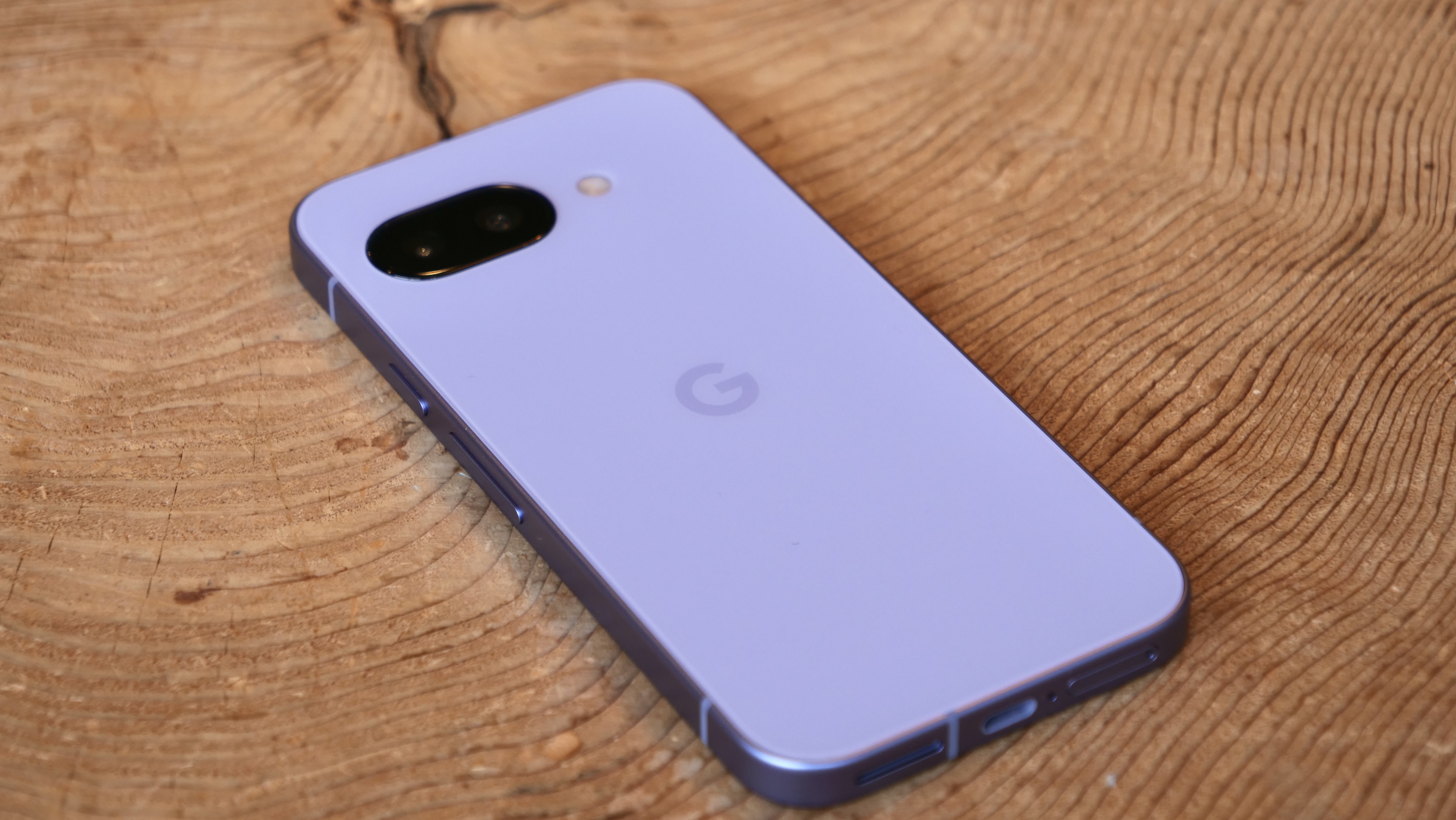 背中スッキリ、中身ギッシリ。Googleの「Pixel 9a」を触ってみた 