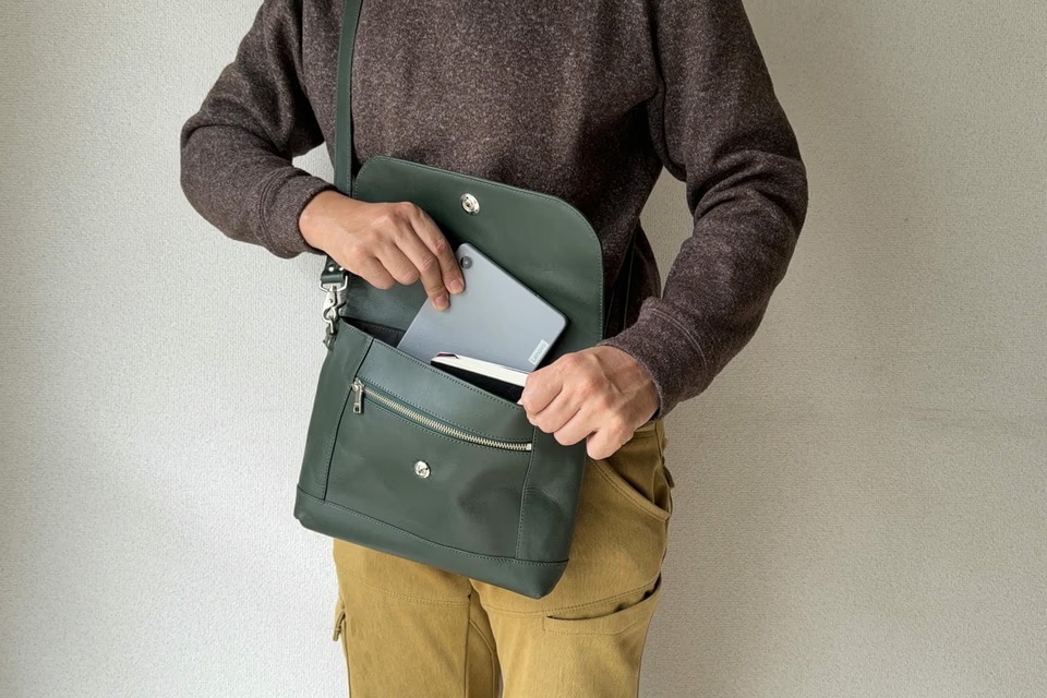 軽っ！本革なのに370g。iPadも入る“ガジェット対応ショルダー”が完成度
