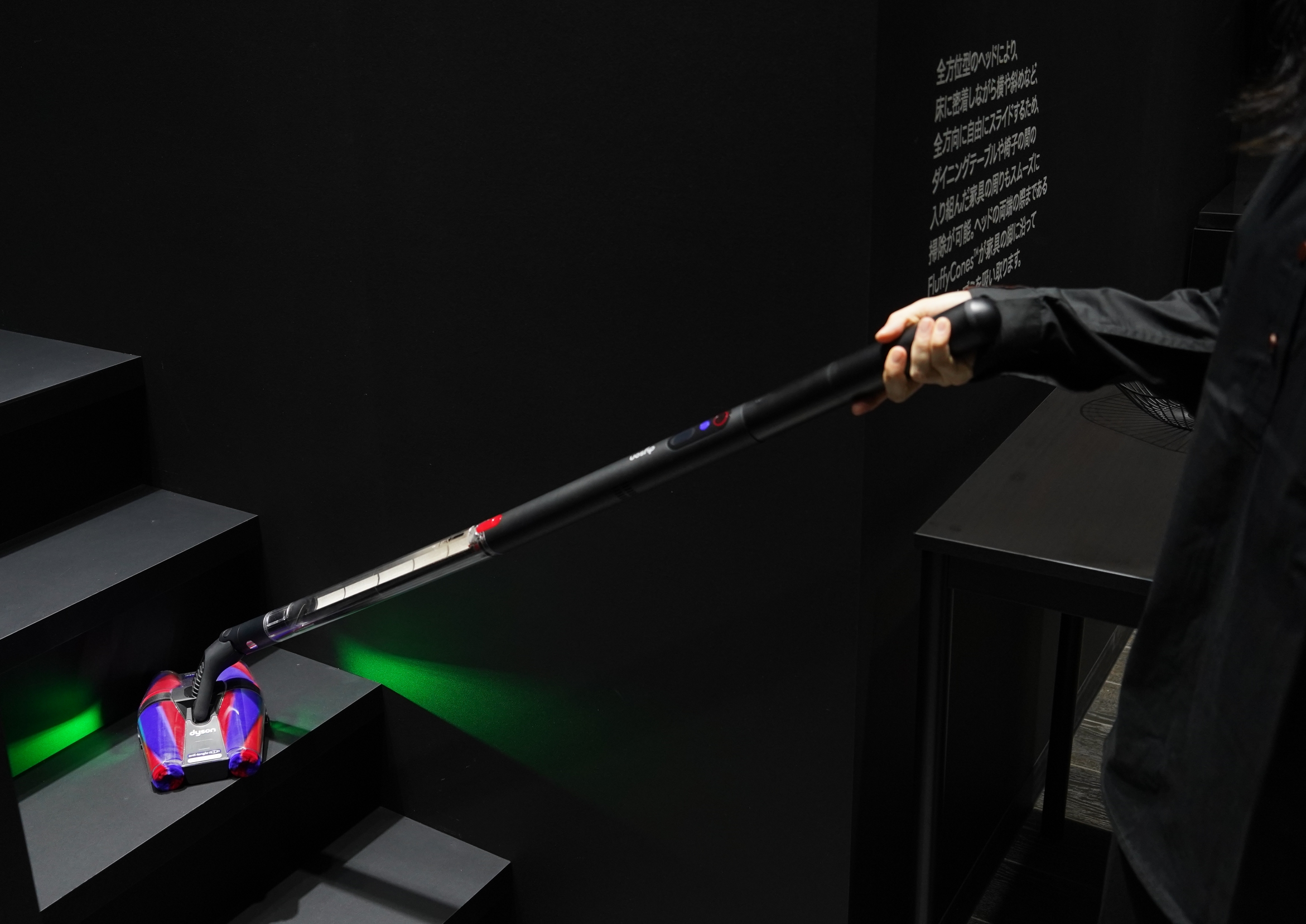 ダイソンの新作掃除機、まるで「ゴミを吸える魔法の杖」 | ギズモード