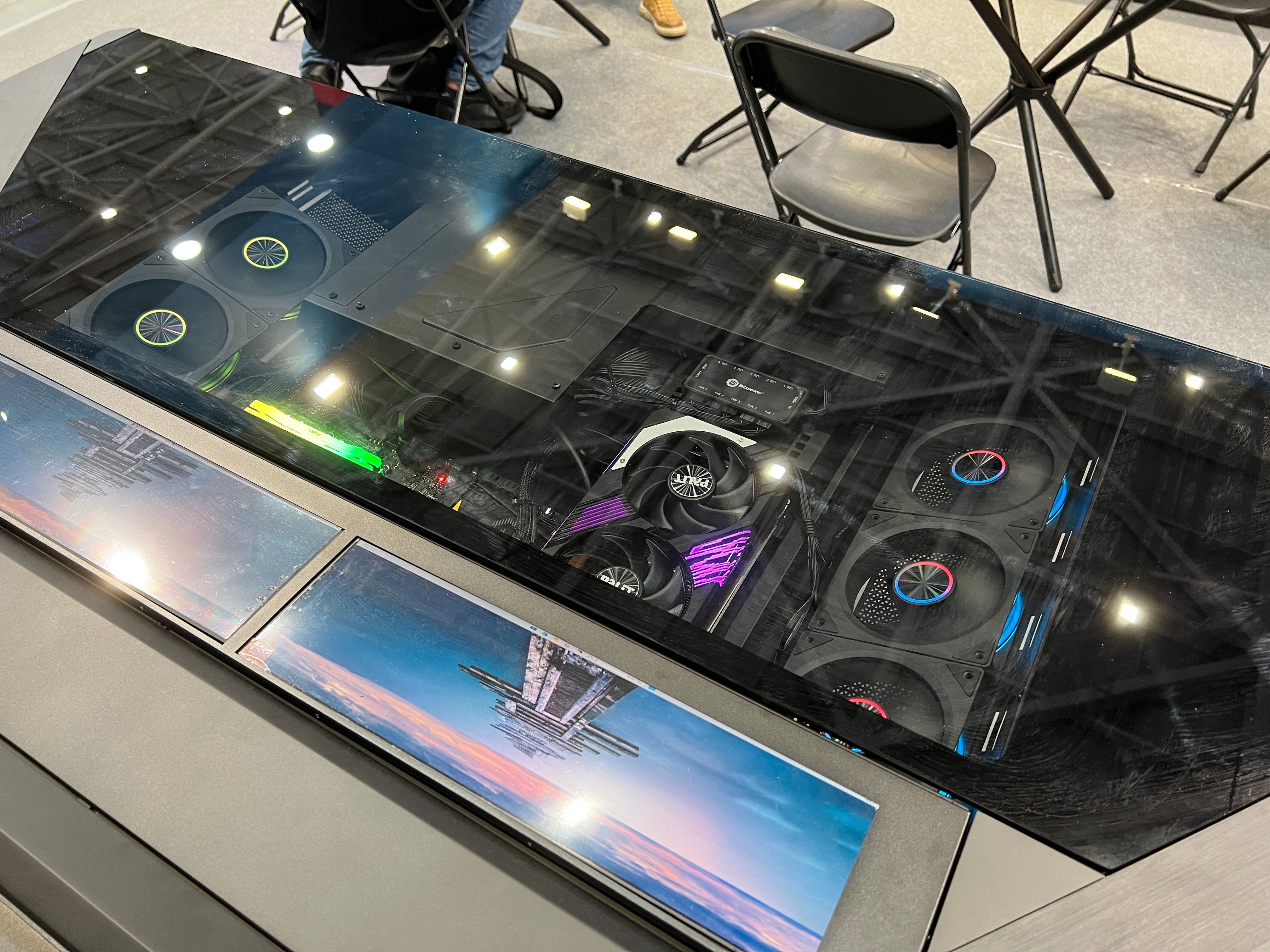 机がまんまPCケースになった、真のゲーミングデスク。その名も「Gaming