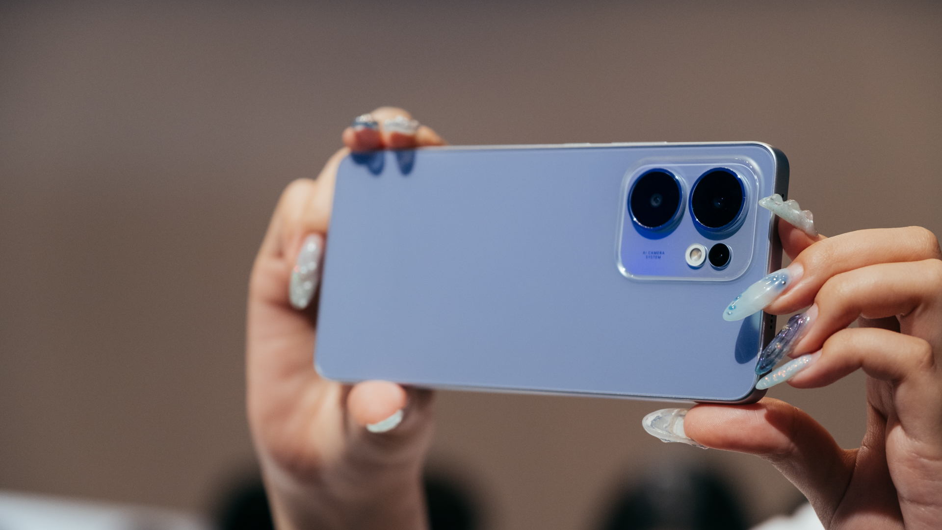 OPPOの新作スマホ。AIも防水も、5万円以下に詰め込み | ギズモード