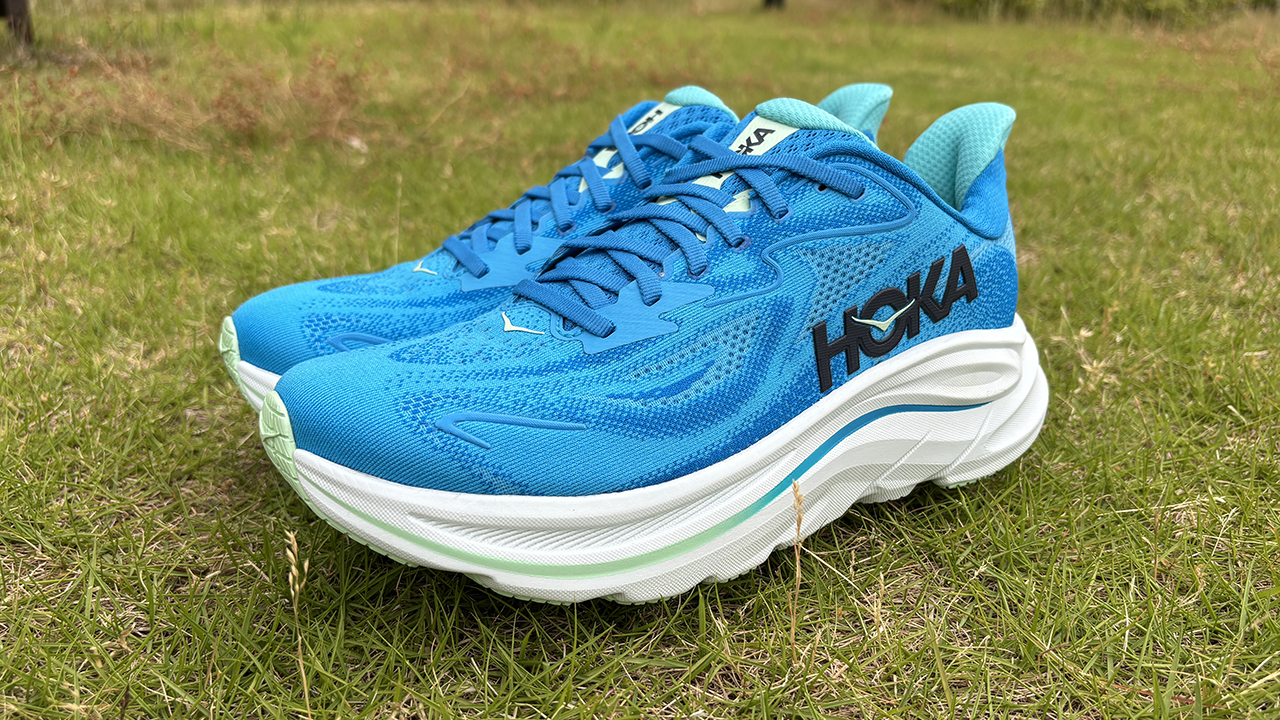 10代目となるHOKAの人気モデル。足に吸い付く履き心地でテンポ良く