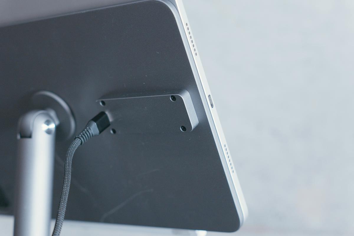 置くだけ充電と柔軟な角度調整が秀逸！「REDBEAN P2」はiPadの戦闘力が
