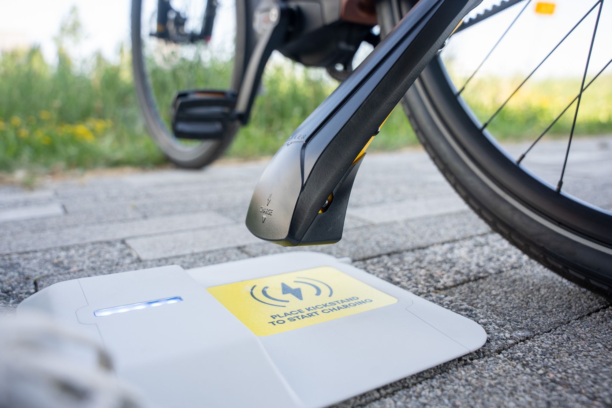 電動自転車をワイヤレス充電するキックスタンド、世界中で導入して