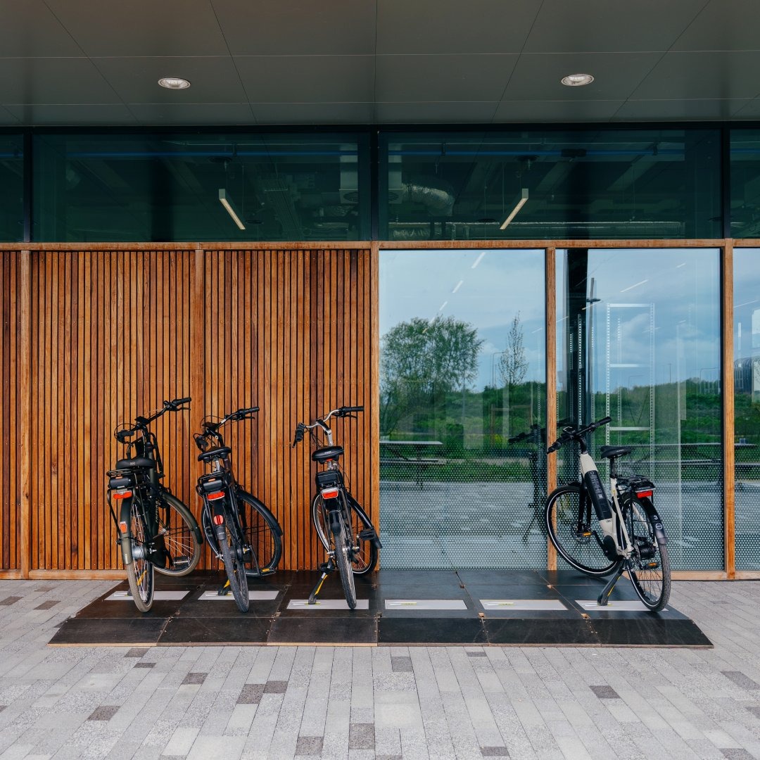 電動自転車をワイヤレス充電するキックスタンド、世界中で導入して