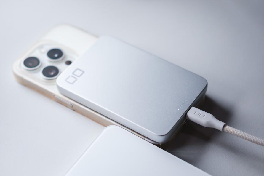 CIOの「スリムすぎるモバイルバッテリー」。日常使いにここまで