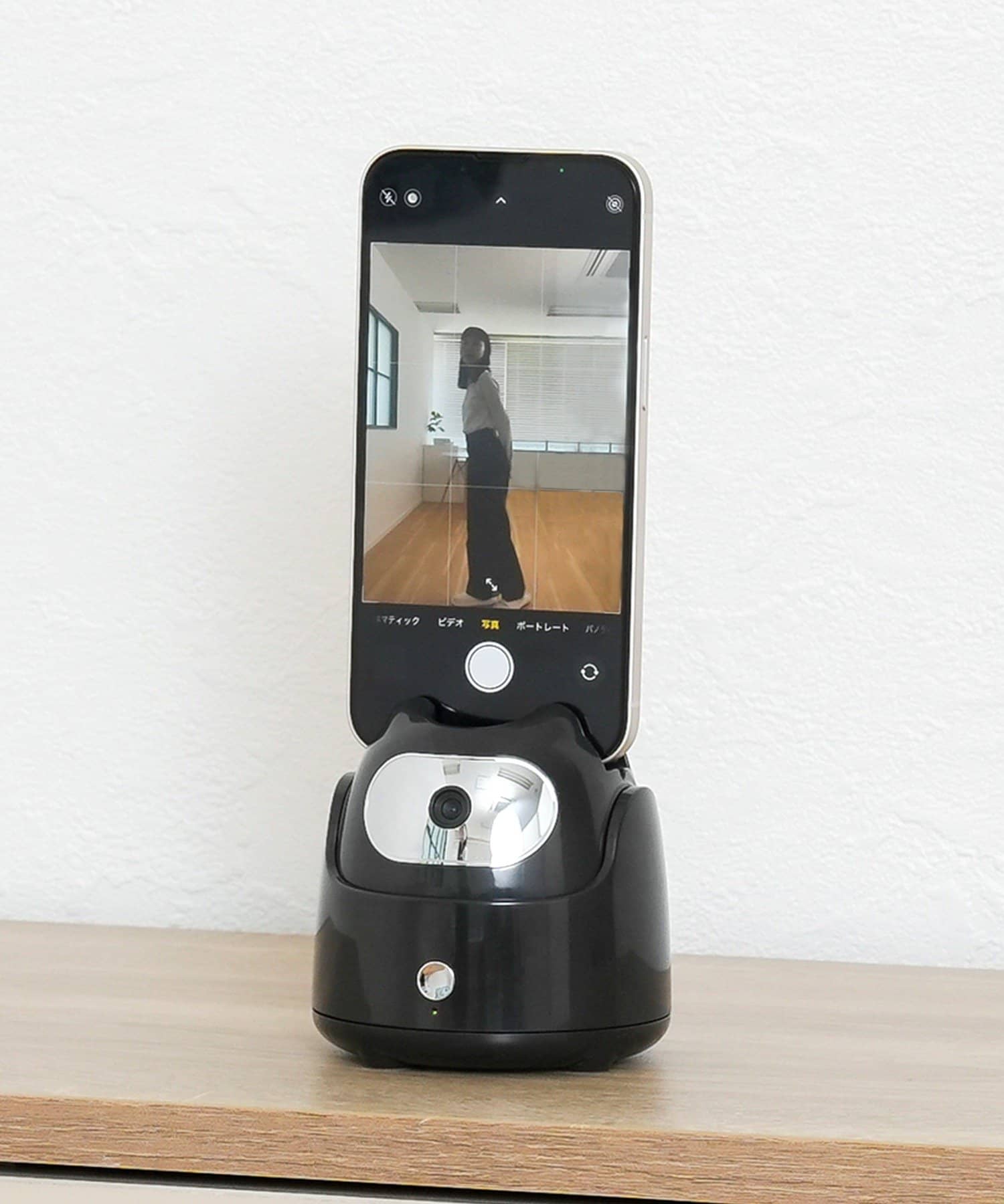 人の動きを自動で追尾。360度撮影できる3COINSのスマホホルダー