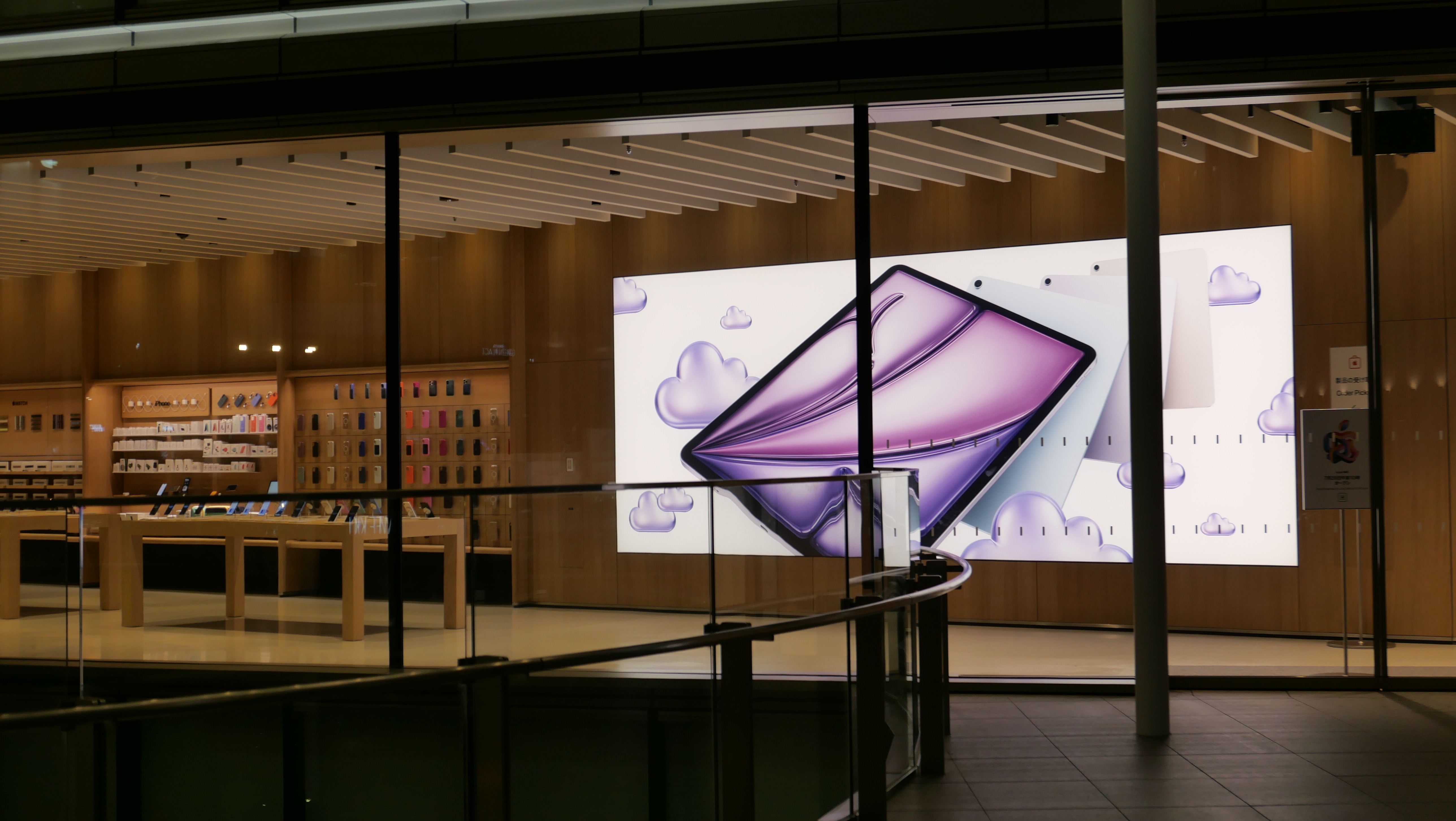 前夜からファンが集まる盛り上がり。「Apple 梅田」オープニングは大