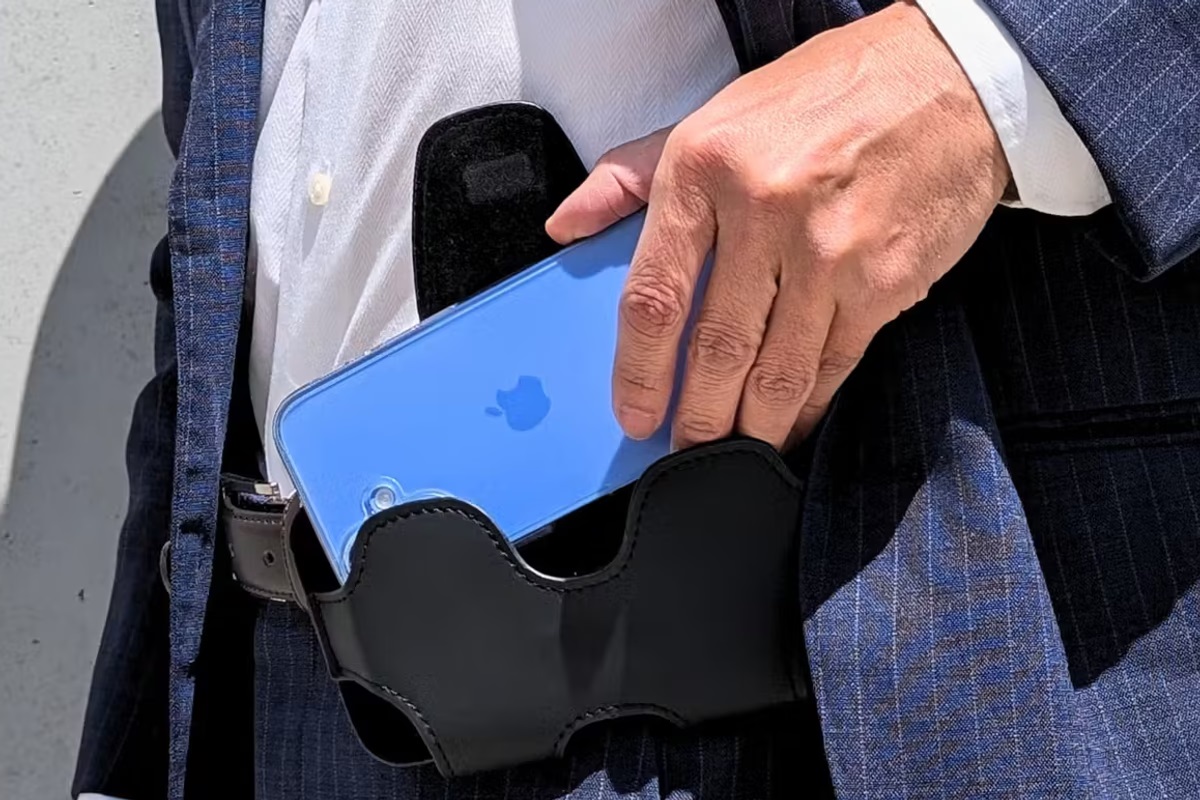 抜刀ならぬ、抜スマホ。身に付けるスマホの居場所 | ギズモード・ジャパン