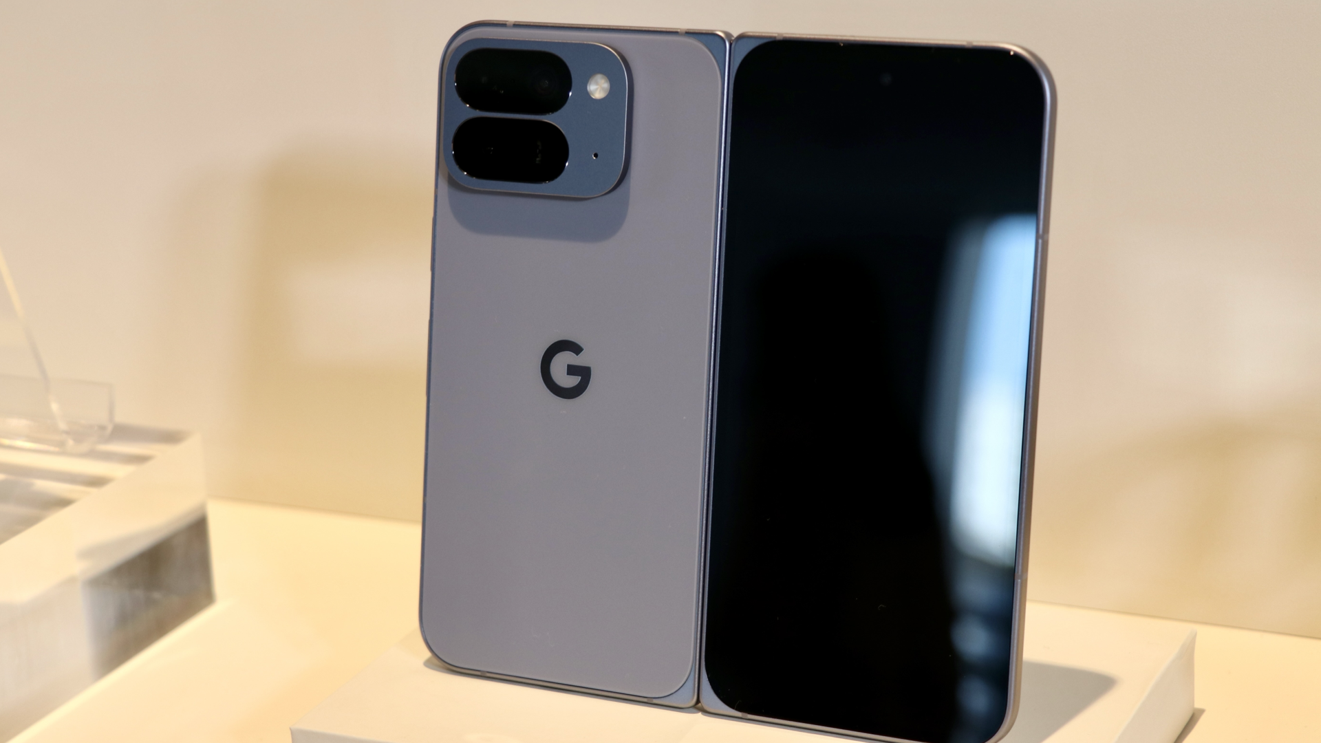 Pixel 10 Pro Fold」は折りたたみスマホ初のIP68防塵・防水。「耐久性