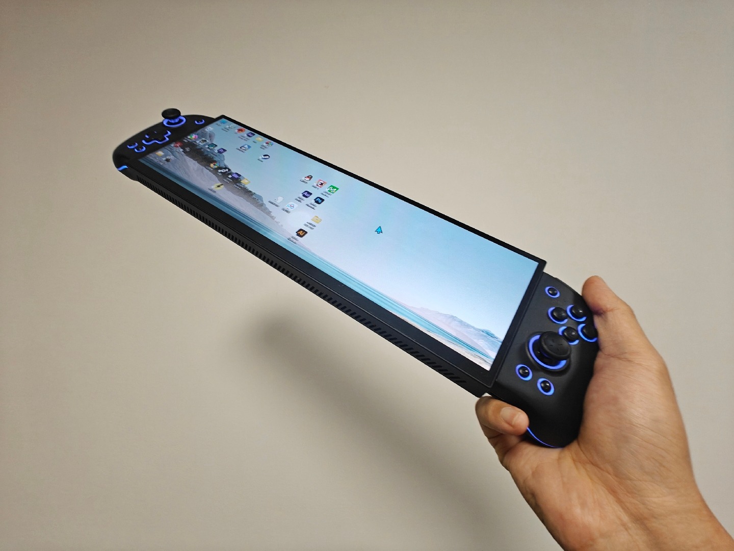 超ワイド！ 車のバックミラーより長い手持ちゲーム機を手作りした人が