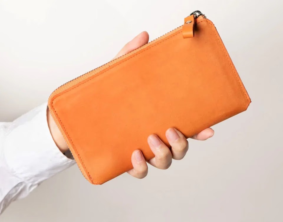 もはやカバンみたいな収納力の長財布。紙幣は最大50枚、カードは24枚