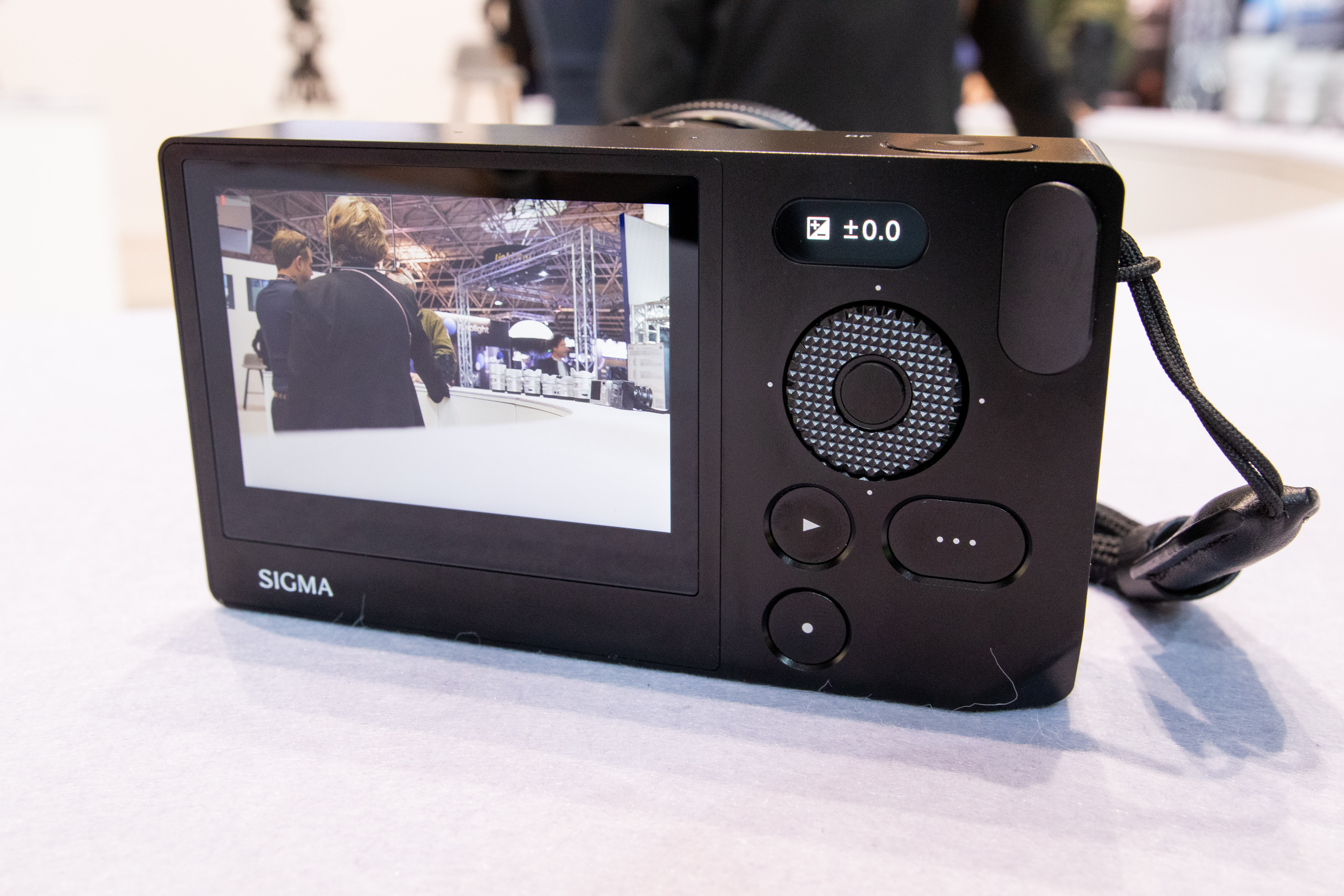 写真を撮りに出かけたくなるカメラ「Sigma BF」 | ギズモード・ジャパン