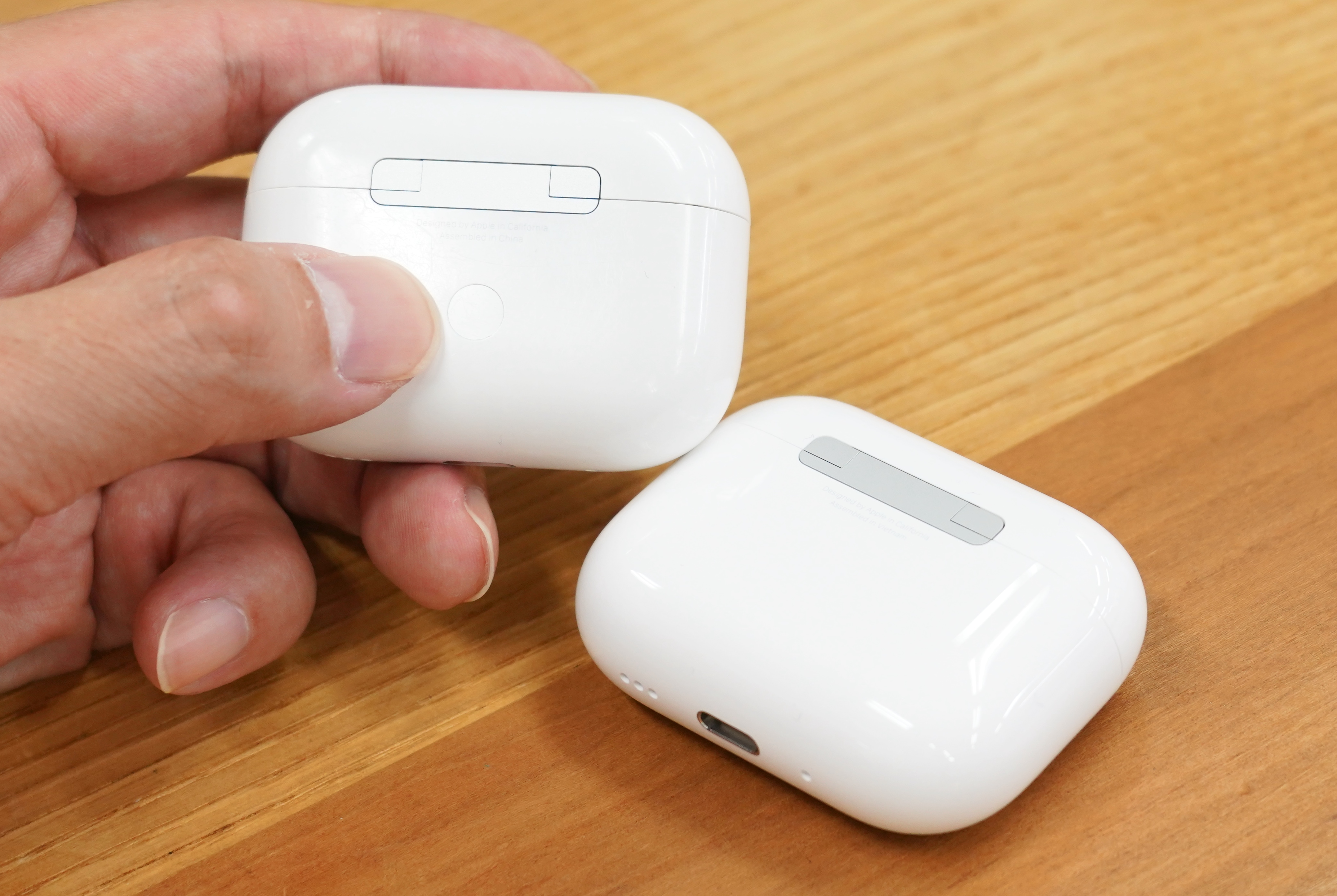 AirPods Pro 3とAirPods Pro 2の見た目を比較。ケースは大きく、本体は