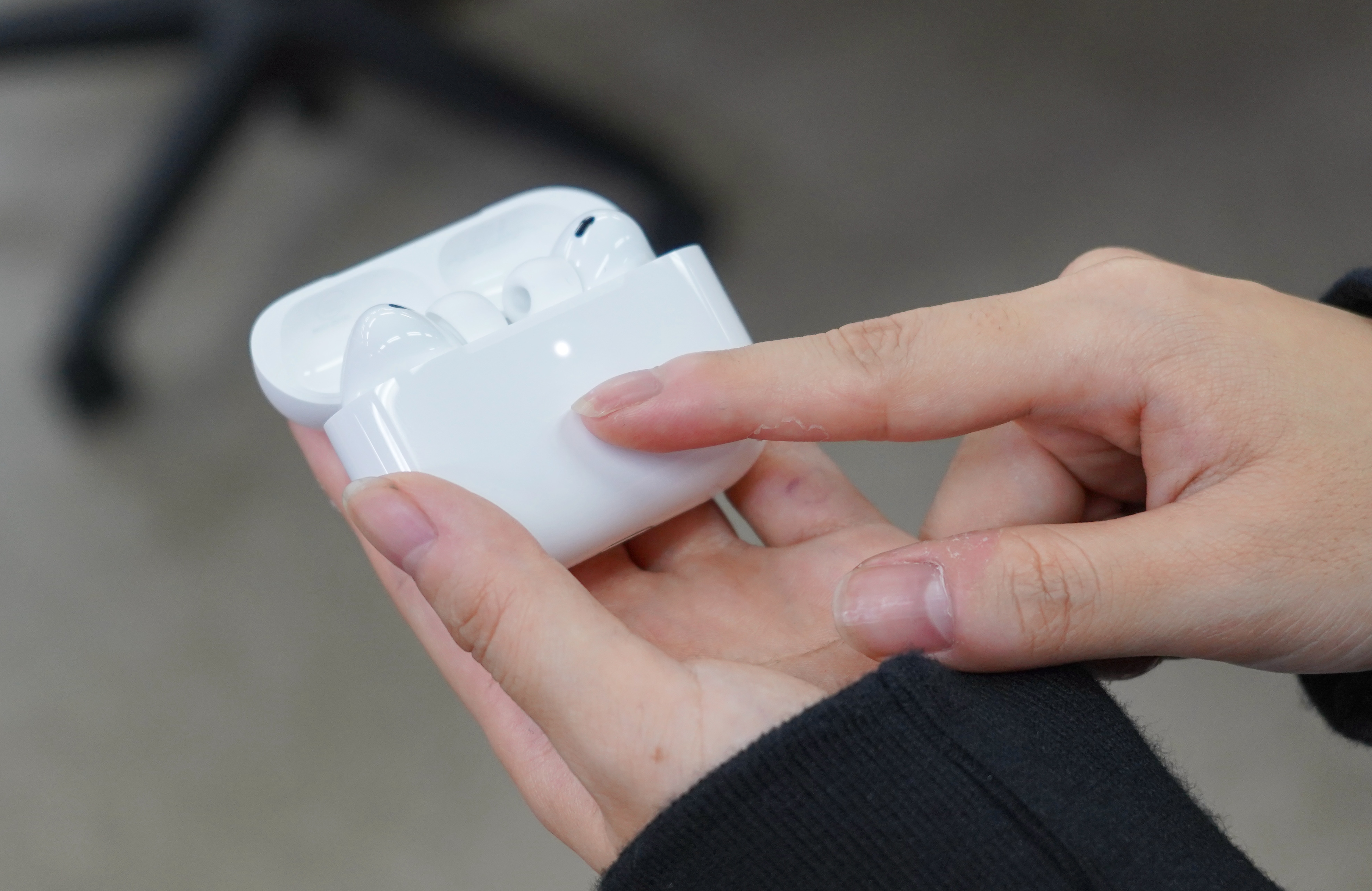 AirPods Pro 3とAirPods Pro 2の見た目を比較。ケースは大きく、本体は AirPods Pro 3とAirPods Pro 2の見た目を比較。ケースは大きく、本体は