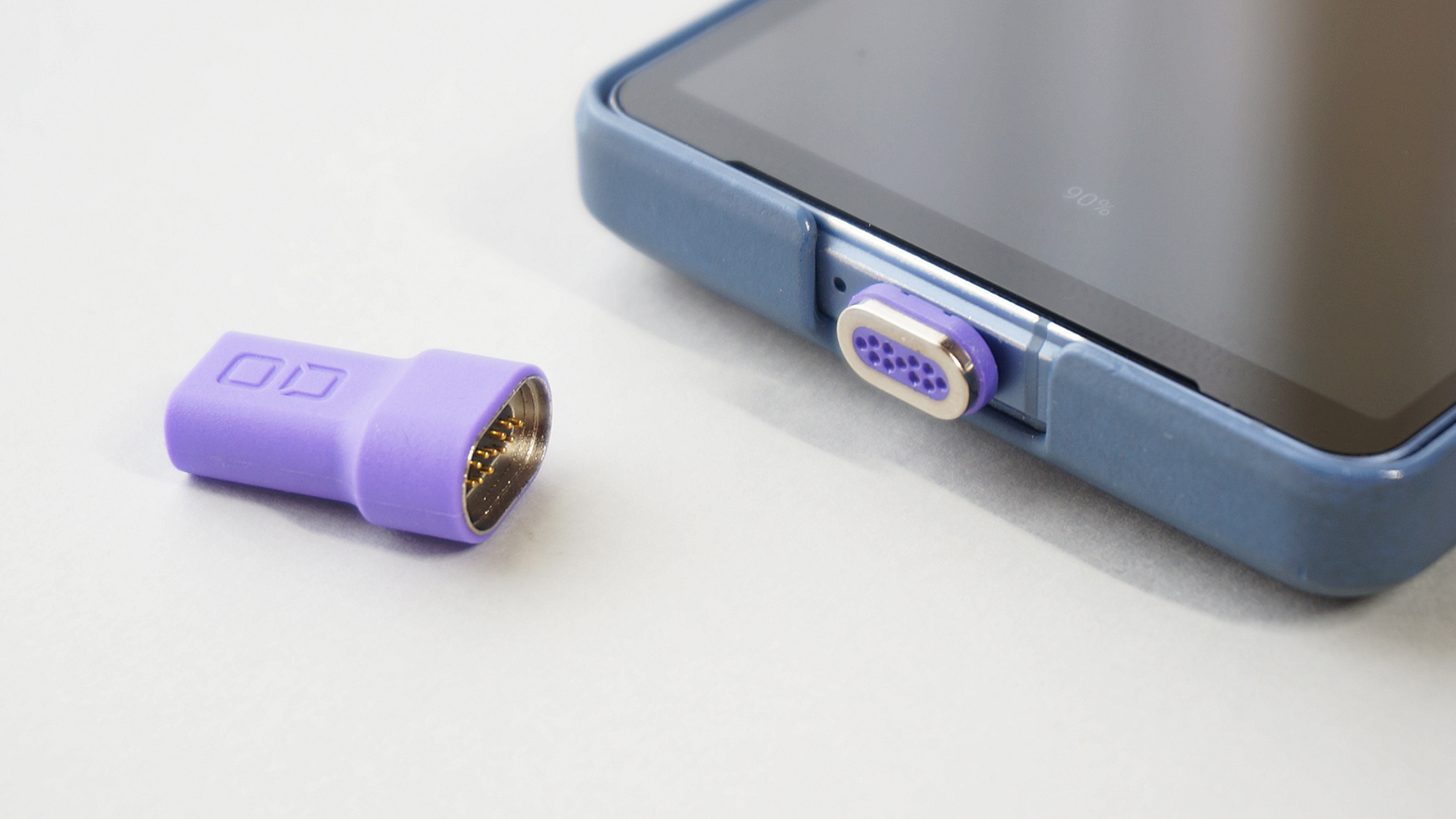 ノールックでも磁石で「カチッ」。スマホ充電はもう見なくてもできる