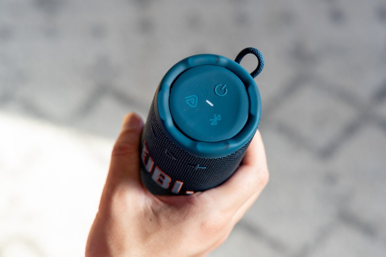ロング缶サイズのBluetoothスピーカー「JBL Grip」はポータブル性を