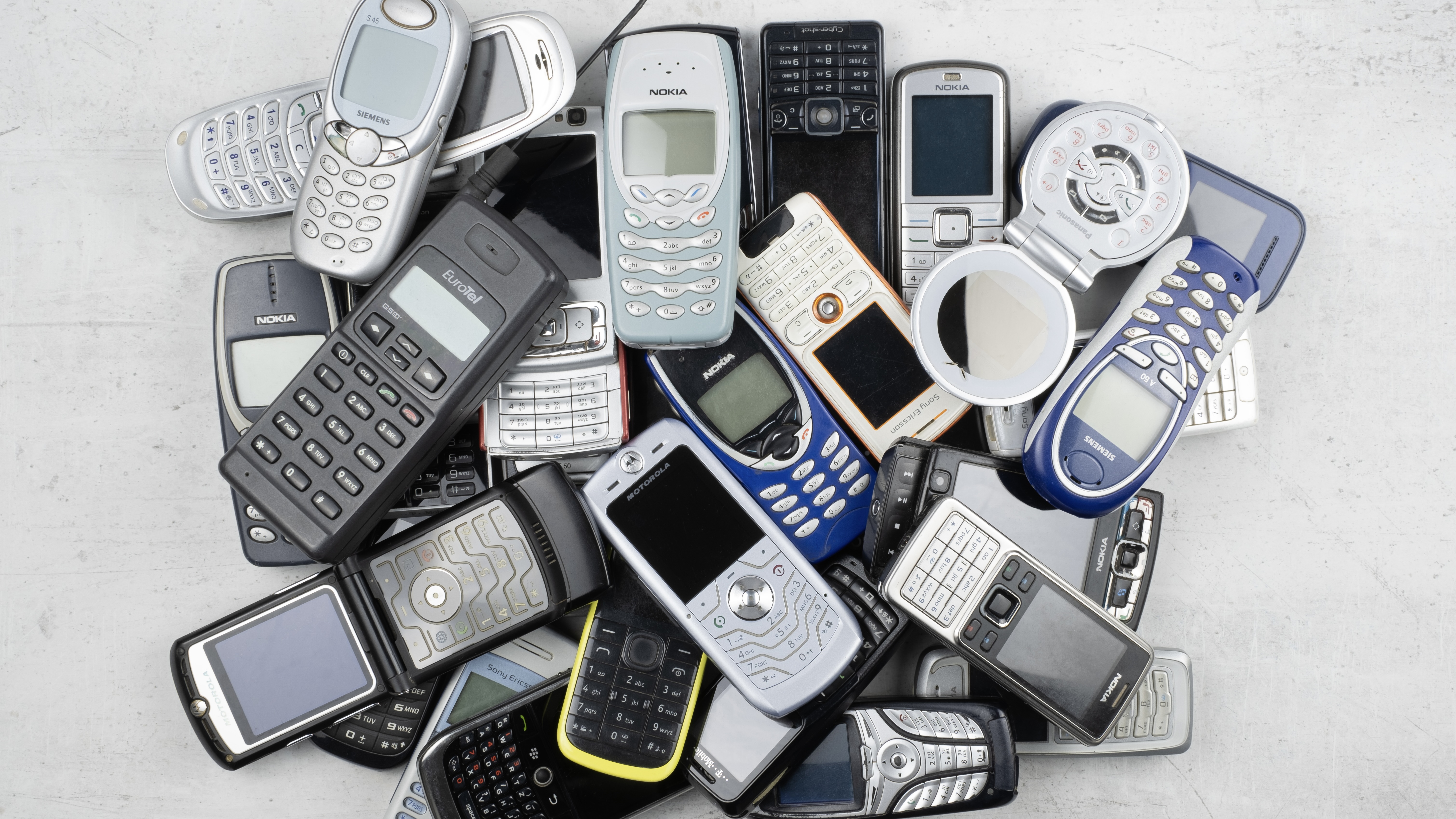 進化を極めたら退化した？ スマホ疲れの人たちがガラケーに回帰する