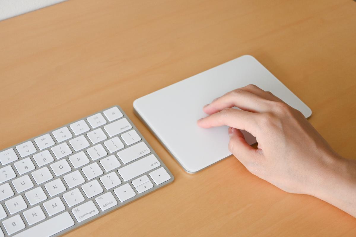 Appleの「Magic Trackpad」で、狭い机でも快適に作業できるようになっ Appleの「Magic Trackpad」で、狭い机でも快適に作業できるようになっ