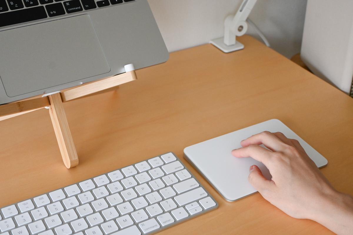 Appleの「Magic Trackpad」で、狭い机でも快適に作業できるようになっ