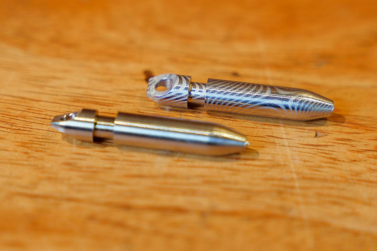 チタン製でわずか3.6cm。財布にも入っちゃうペン、意外と便利かも