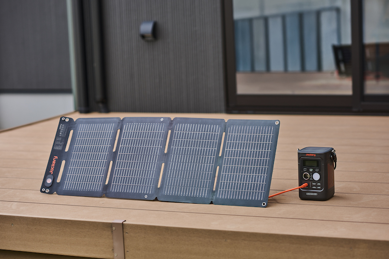 PCもスマホもまとめて給電。Jackery「300D」で外出先の充電不安を