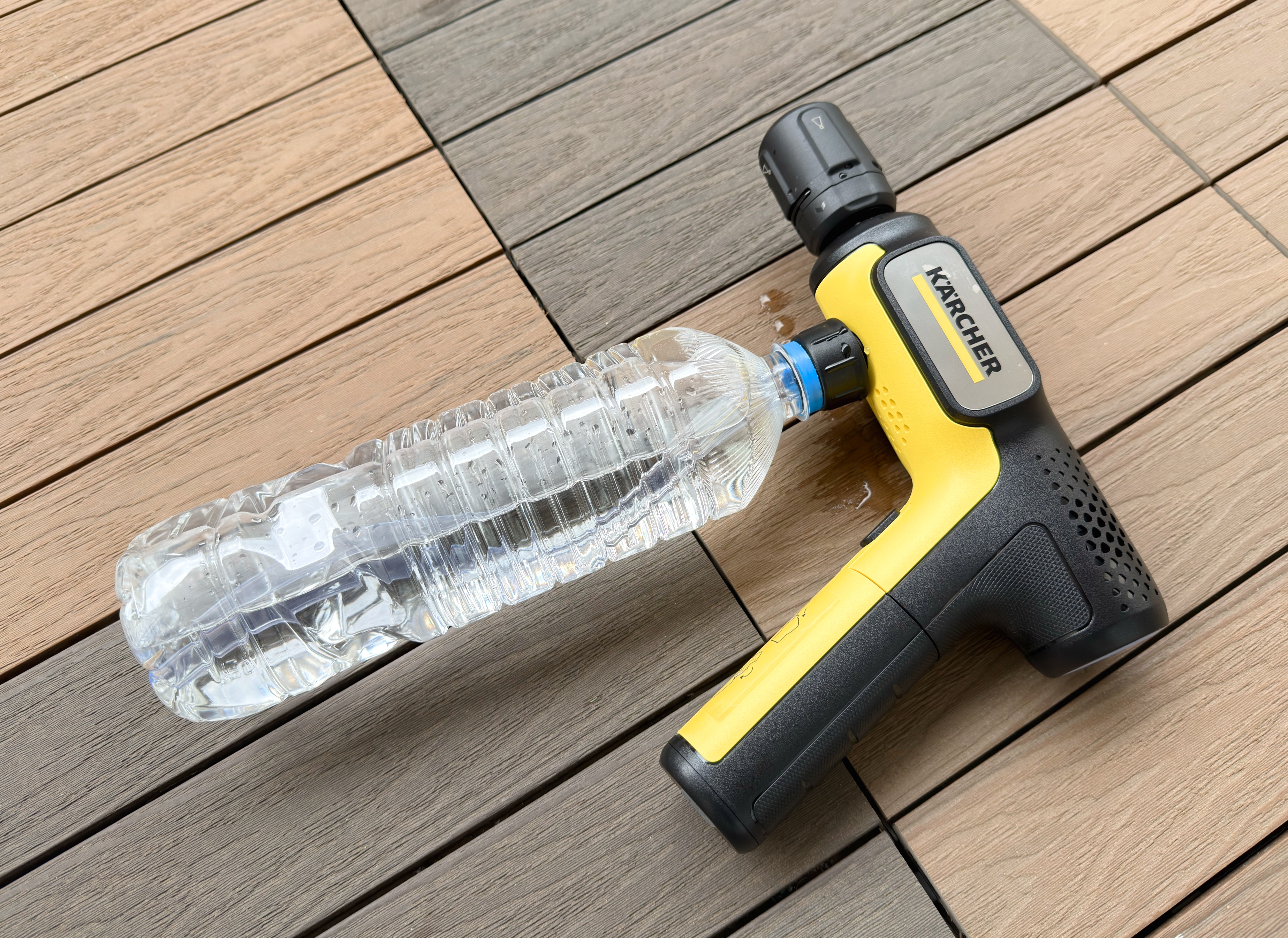 もはや生産的な水遊び。「小さすぎケルヒャー」で掃除が楽しいんだ