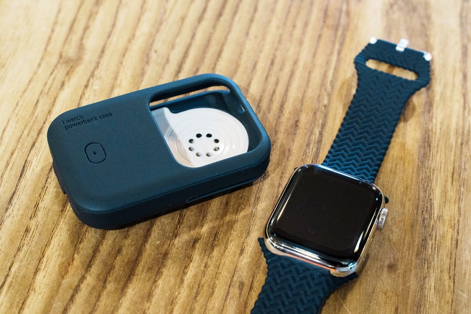 Apple Watchユーザーのための大容量バッテリーが便利。装着するだけで