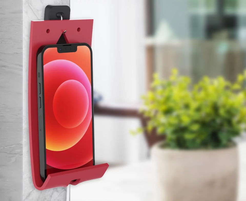 グニャっと折り曲げられるスマホスタンド。自由自在に形を変えられるっ