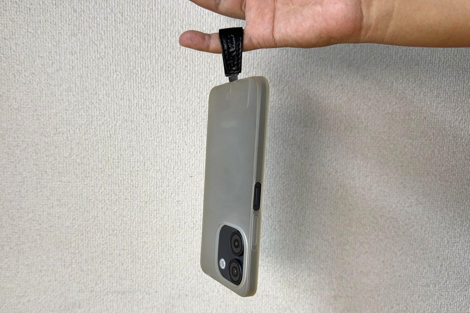 これ、本当にスマホリング？指に「そっと引っ掛ける」3gの革タブで