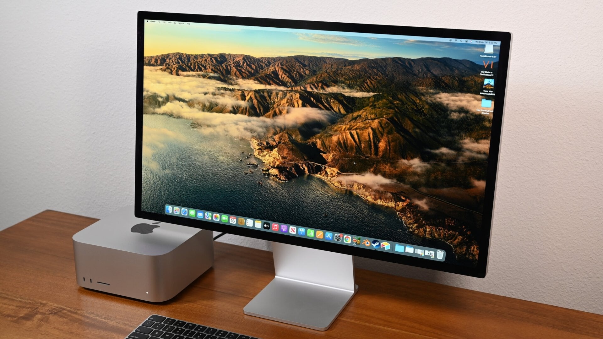 有機ELのMacBook Proに折りたたみiPhone！ 2026年にリリースが期待され