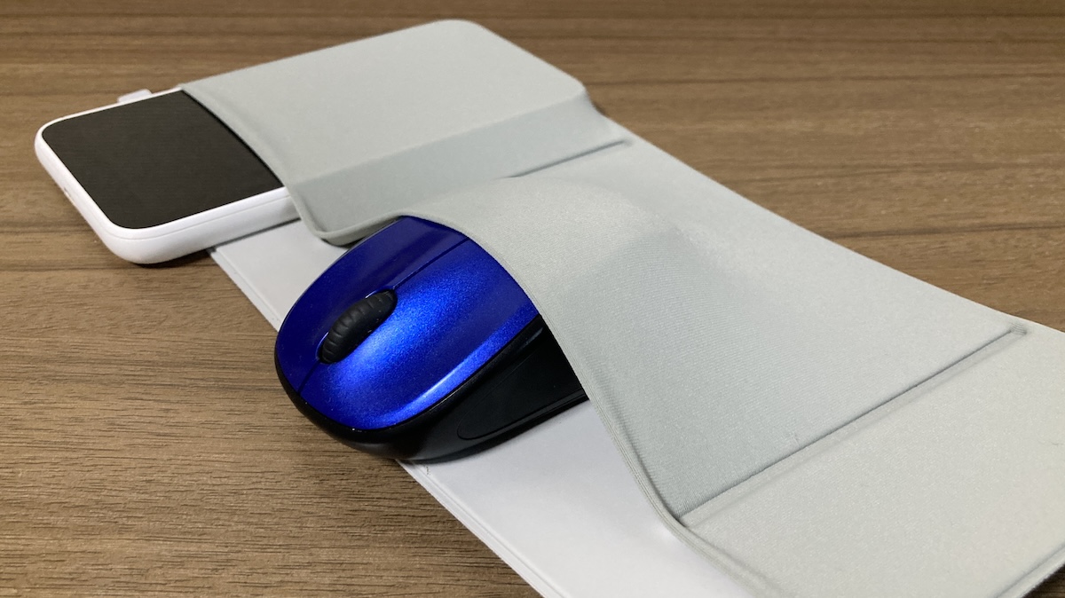 PCの上に乗せて滑落」でもう泣かない。荷物を同期させるポケットで