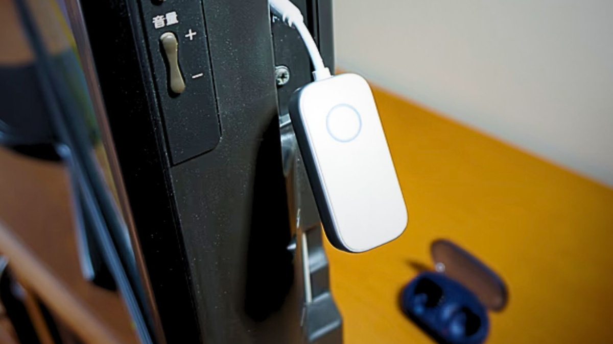 深夜のテレビも飛行機も「愛用イヤホンで無線視聴」。Bluetoothなし機