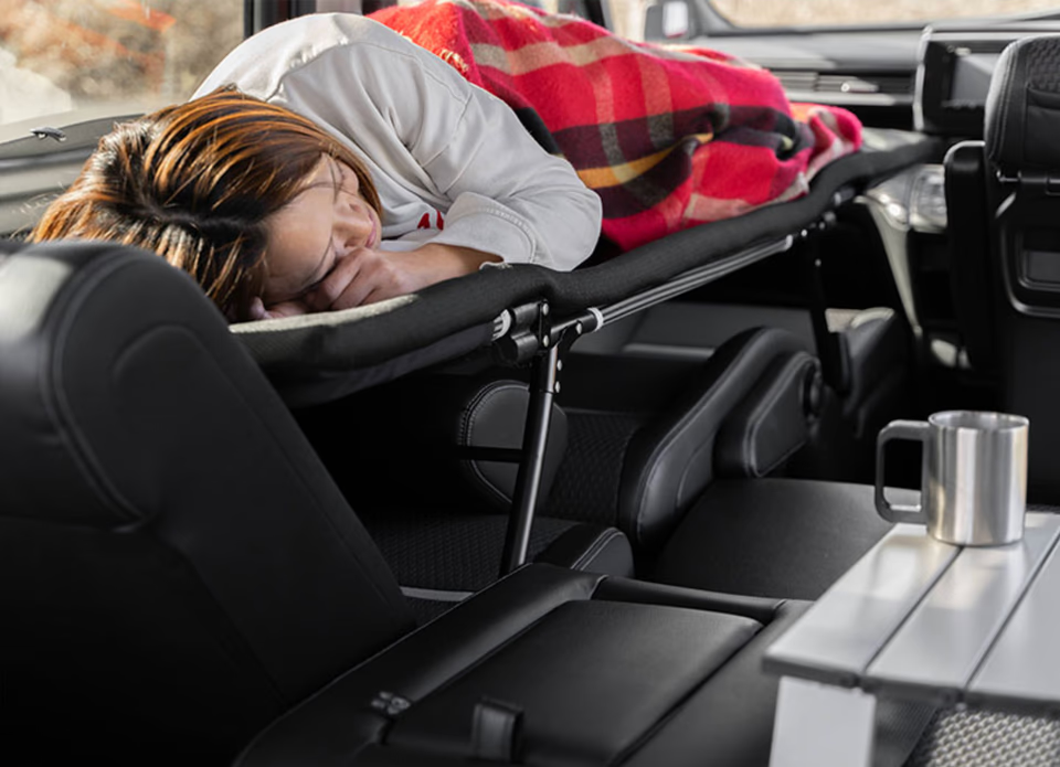 愛車が「動くプライベートホテル」に変身。折りたたみ式車中泊ベッドの