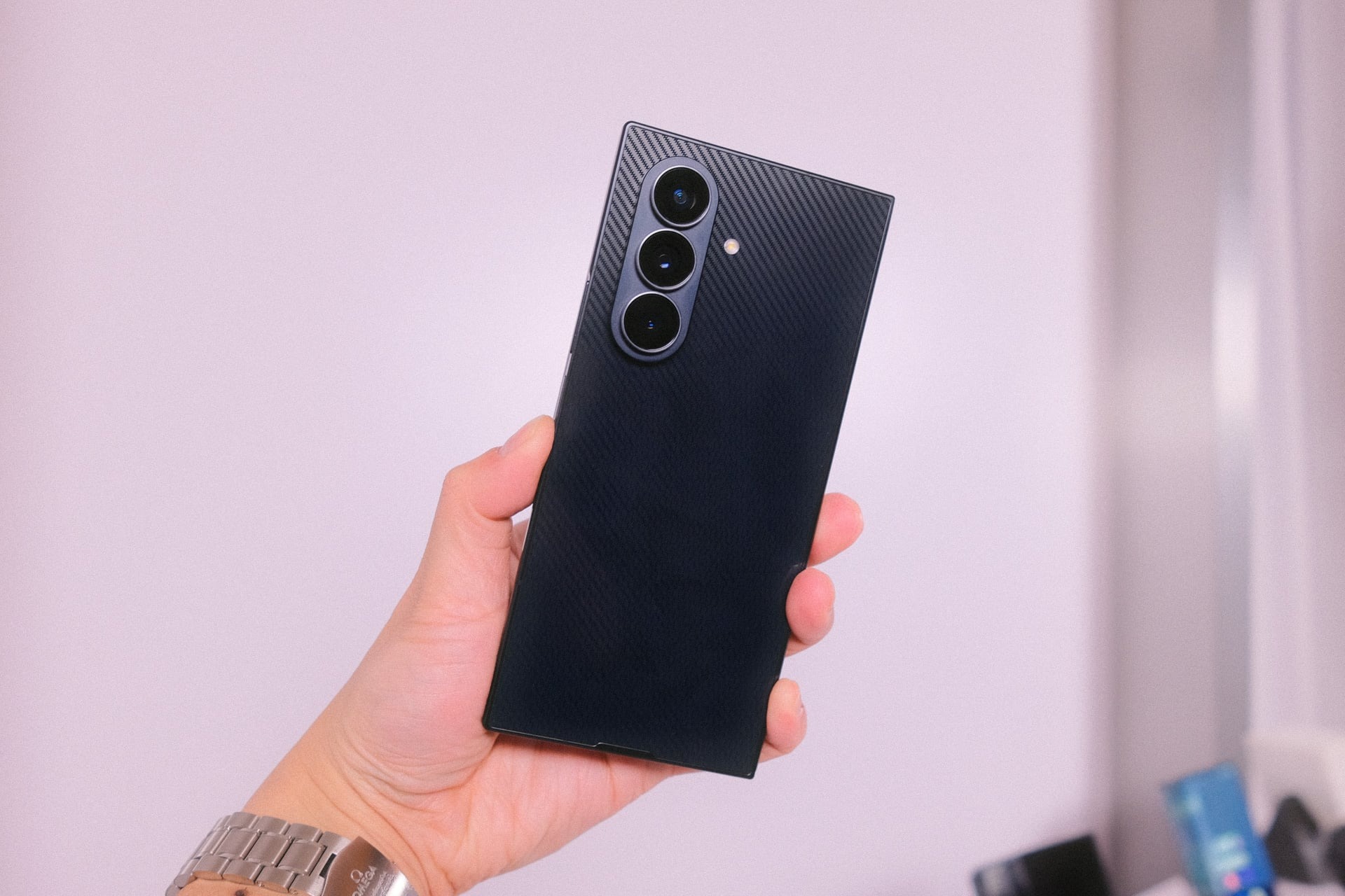 思ってたよりいいぞ。サムスンの三つ折りスマホを触ってきた（注意