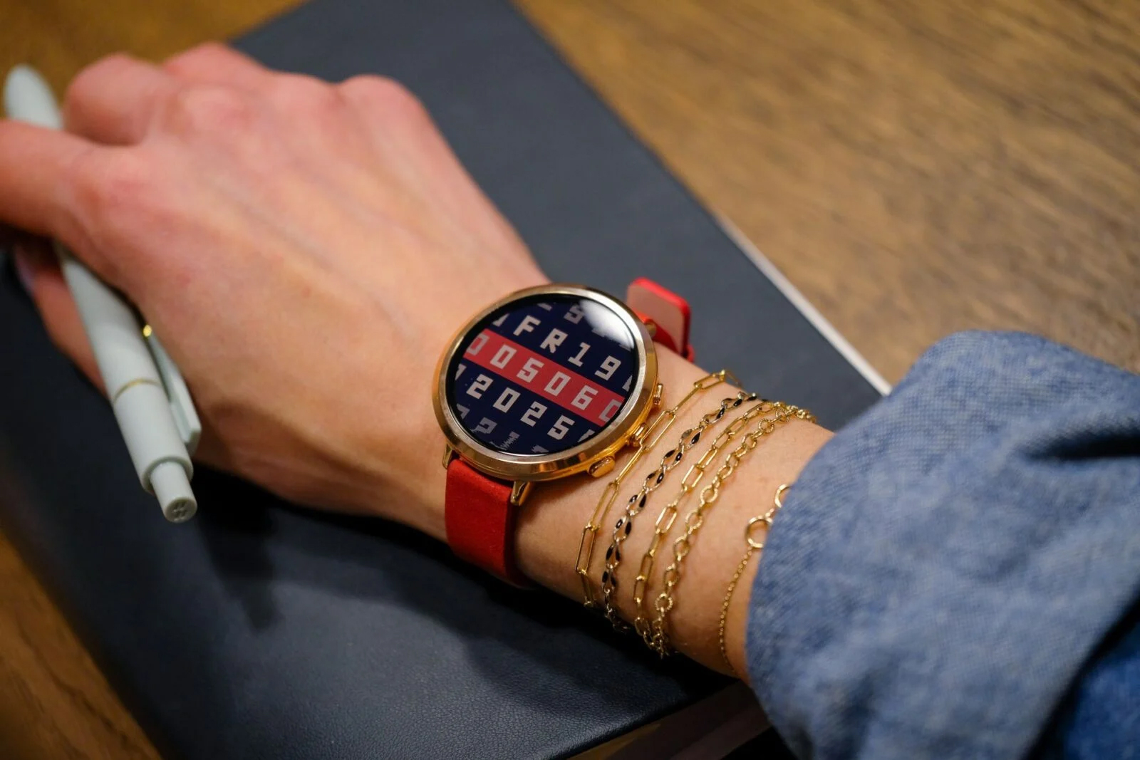 復活のスマートウォッチ「Pebble」新作、電子ペーパーディスプレイが