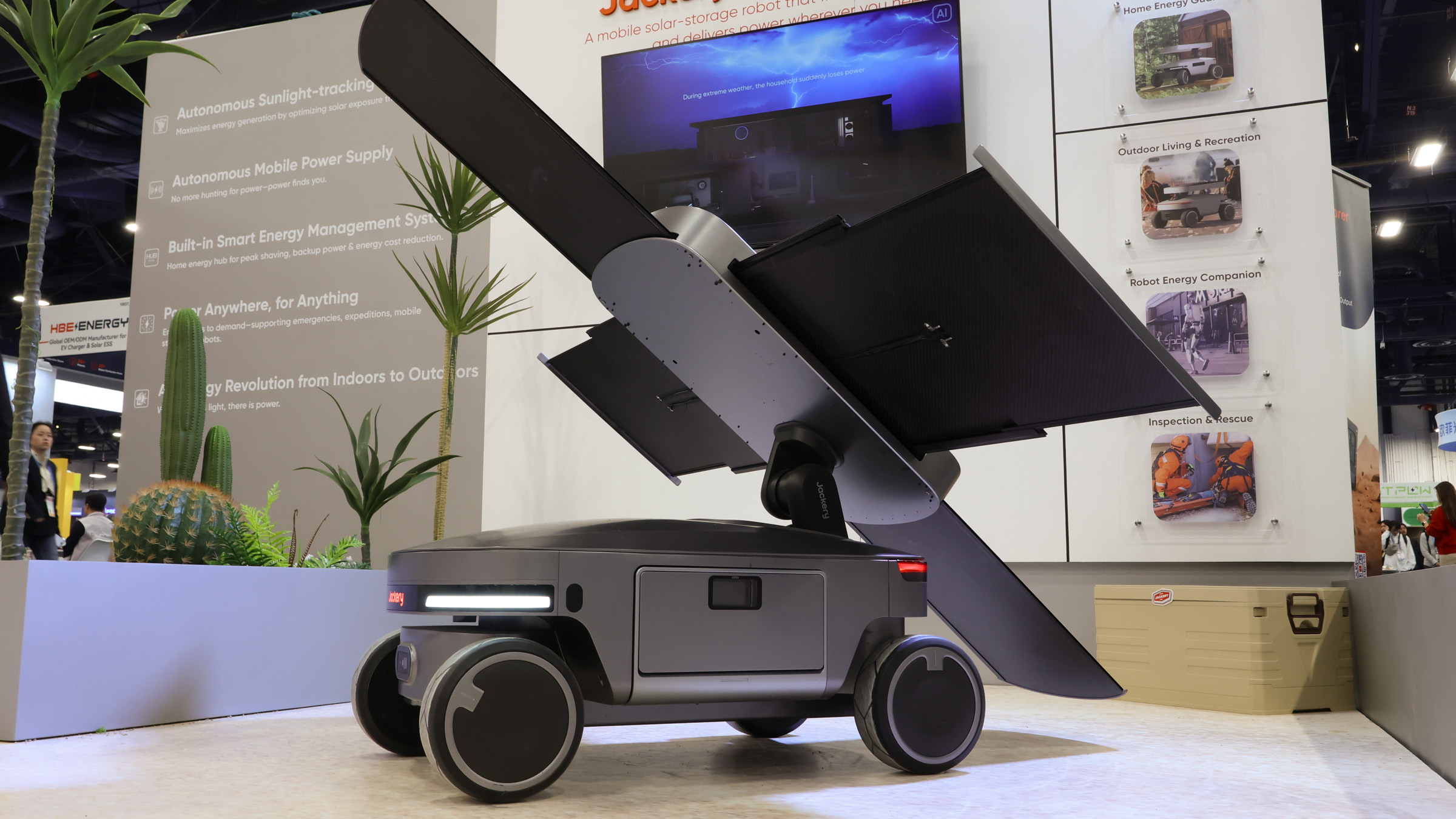 日向に自分で移動。羽を広げて太陽エネルギーを集めるロボット