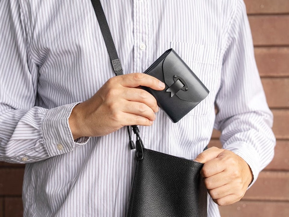 レジ前でモタつかないやつ。180°パカッと開く財布「Lotus deux」が優秀