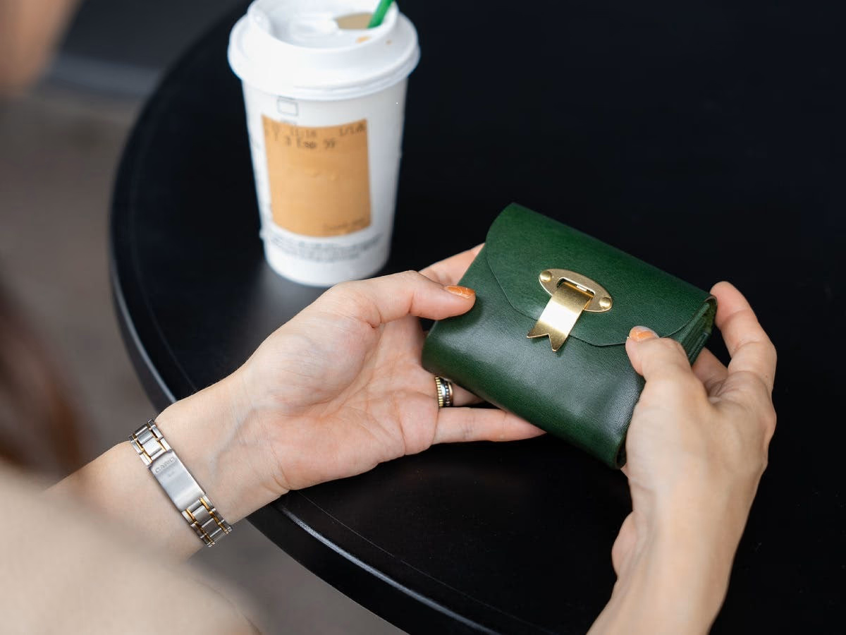 レジ前でモタつかないやつ。180°パカッと開く財布「Lotus deux」が優秀