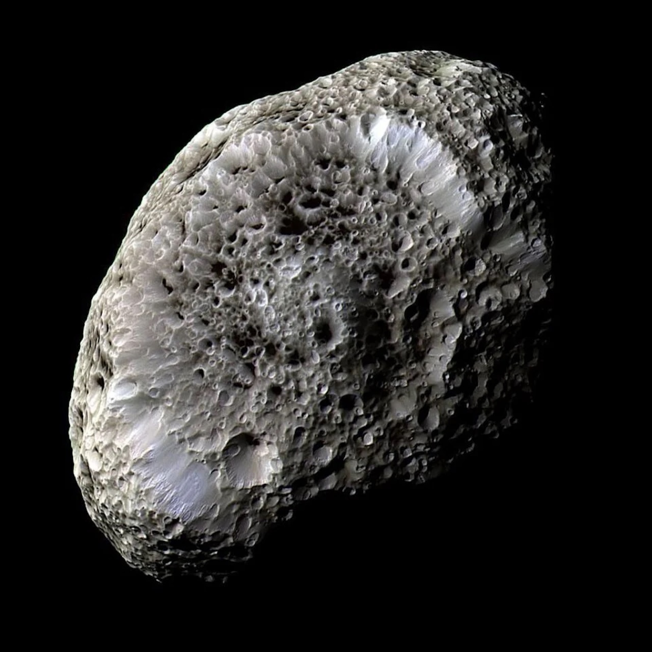 土星の環、お前だったのか。犯人は1億年前に消えた“幻の衛星