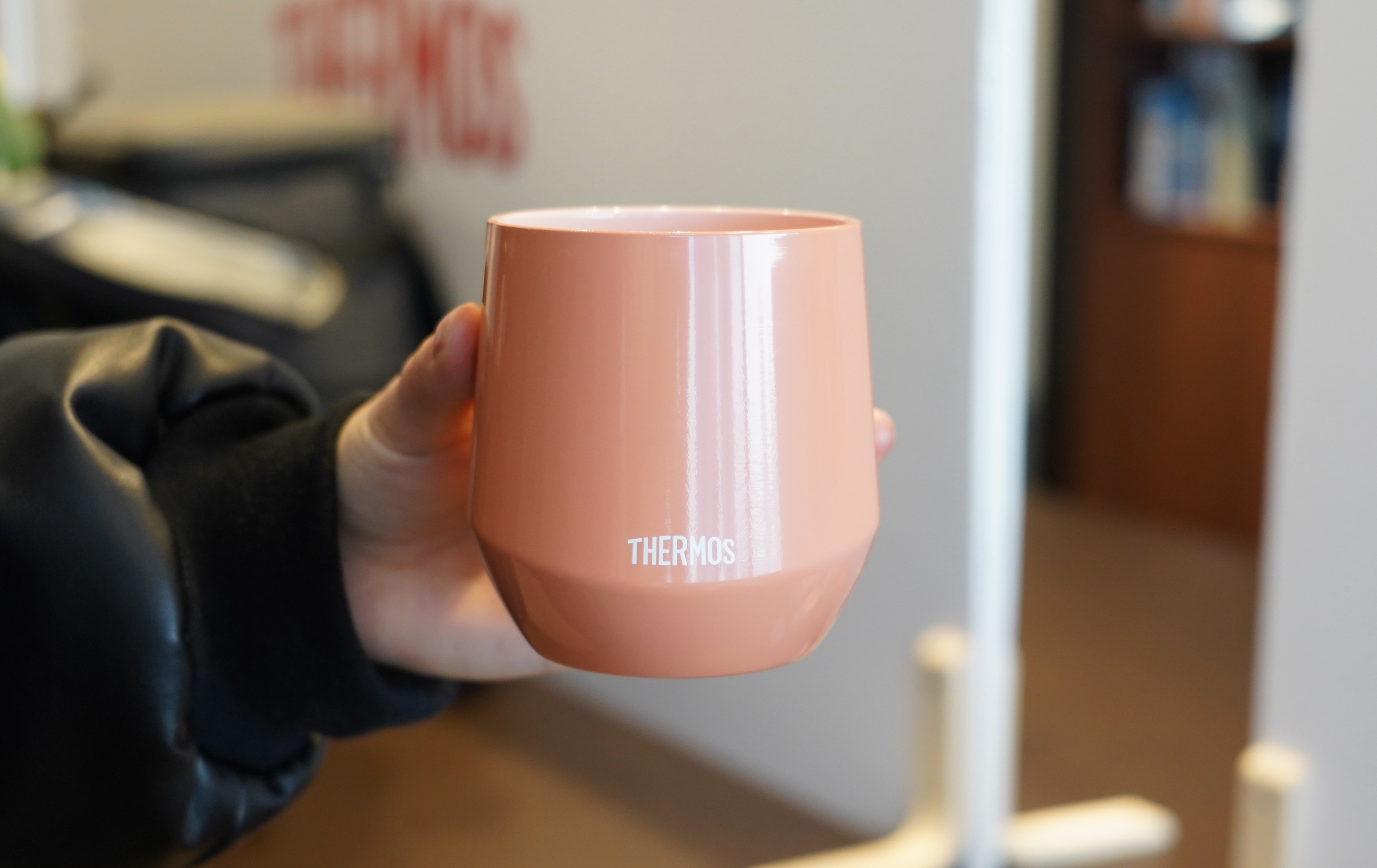コップ マグなのに蓋つき。サーモスの「魔法びんマグカップ」は“ちびちび飲み